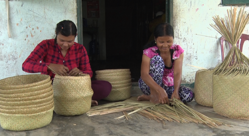 Chi Thị Ngang dang dan giỏ bàng.png